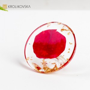 Pierścionek, który emanuje pięknem płatka czerwonej róży.