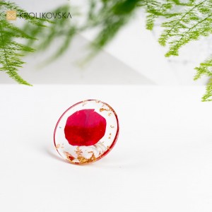 Pierścionek, który emanuje pięknem płatka czerwonej róży.