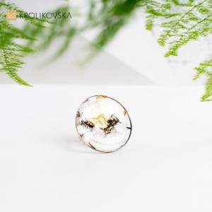 Pierścionek, który przypomina skarby złota ukryte.