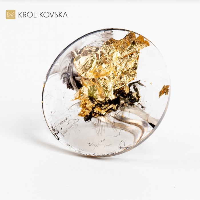 Pierścionek, który przypomina skarby złota ukryte.