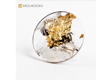 Pierścionek, który przypomina skarby złota ukryte.