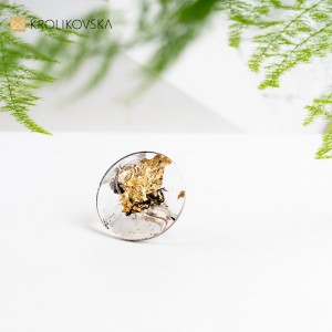 Pierścionek, który przypomina skarby złota ukryte.