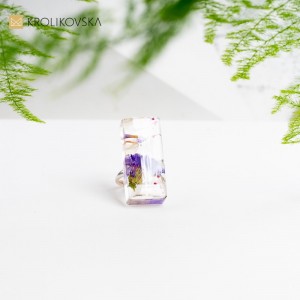 Pierścionek, który emanuje pięknem i świeżością kwitnących kwiatów.