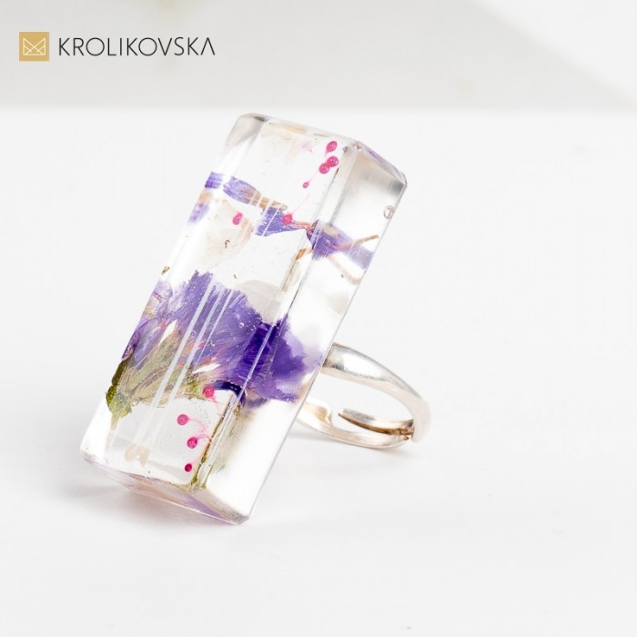 Pierścionek, który emanuje pięknem i świeżością kwitnących kwiatów.