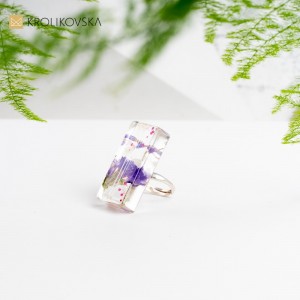 Pierścionek, który emanuje pięknem i świeżością kwitnących kwiatów.