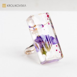 Pierścionek, który emanuje pięknem i świeżością kwitnących kwiatów.