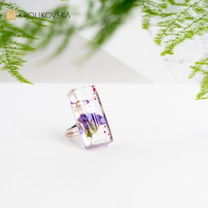 Pierścionek, który emanuje pięknem i świeżością kwitnących kwiatów.