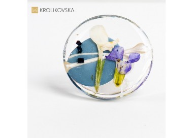 Pierścionek, który przypomina skarby ukryte w ogrodzie pełnym kwiatów.