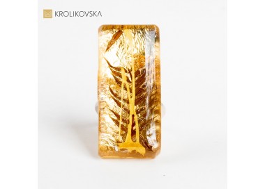 Pierścionek z magicznymi kwiatowymi motywami, który oczarowuje swoim urokiem.