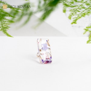 Pierścionek, który oddaje hołd pięknu i delikatności kwiatowego ogrodu.