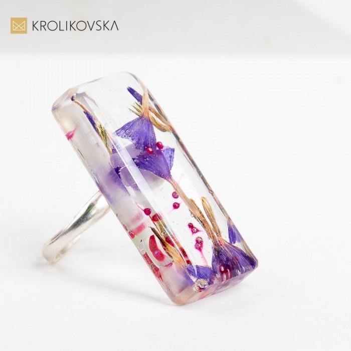 Pierścionek, który oddaje hołd pięknu i delikatności kwiatowego ogrodu.