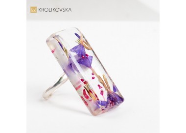 Pierścionek, który oddaje hołd pięknu i delikatności kwiatowego ogrodu.