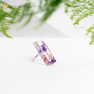 Pierścionek, który oddaje hołd pięknu i delikatności kwiatowego ogrodu.