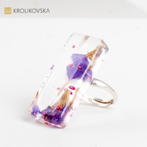 Pierścionek, który oddaje hołd pięknu i delikatności kwiatowego ogrodu.