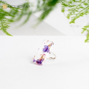 Pierścionek, który oddaje hołd pięknu i delikatności kwiatowego ogrodu.