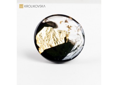 Pierścionek, który oddaje hołd pięknu czerni i złota.