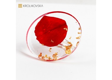 Pierścionek, który oddaje hołd pięknu i delikatności różanego ogrodu.