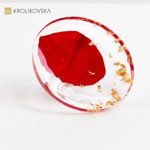 Pierścionek, który oddaje hołd pięknu i delikatności różanego ogrodu.