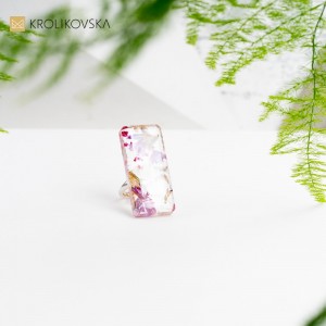 Pierścionek z motywem kwiatowym, który przywołuje magię wiosennych dni.