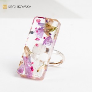 Pierścionek z motywem kwiatowym, który przywołuje magię wiosennych dni.