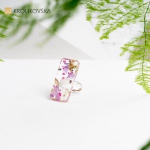 Pierścionek z motywem kwiatowym, który przywołuje magię wiosennych dni.
