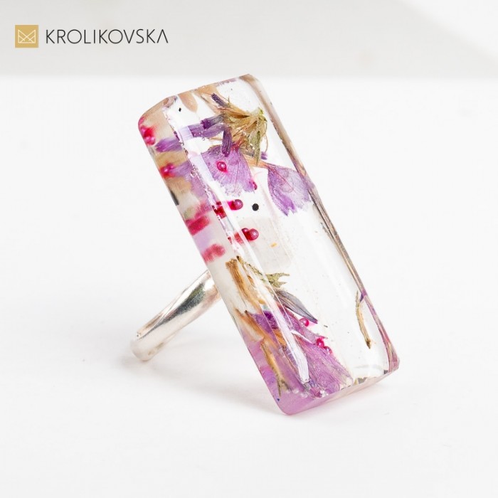 Pierścionek z motywem kwiatowym, który przywołuje magię wiosennych dni.