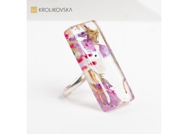 Pierścionek z motywem kwiatowym, który przywołuje magię wiosennych dni.