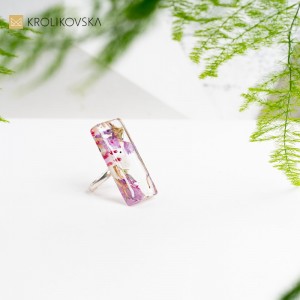 Pierścionek z motywem kwiatowym, który przywołuje magię wiosennych dni.