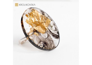 Pierścionek, który zaprasza do magicznego świata czerni i  złota.