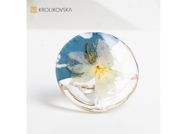 Pierścionek z kwiatowym wzorem, który "rozkwita na palcu".