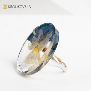 Pierścionek z kwiatowym wzorem, który "rozkwita na palcu".