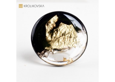 Pierścionek, który przenosi noszącego w magiczną atmosferę.