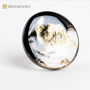 Pierścionek, który przenosi noszącego w magiczną atmosferę.