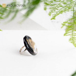 Pierścionek, który przenosi noszącego w magiczną atmosferę.