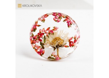 Pierścionek, który emanuje elegancją dzięki motywom kwiatowym.