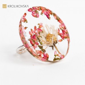 Pierścionek, który emanuje elegancją dzięki motywom kwiatowym.