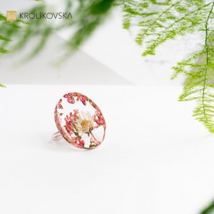 Pierścionek, który emanuje elegancją dzięki motywom kwiatowym.