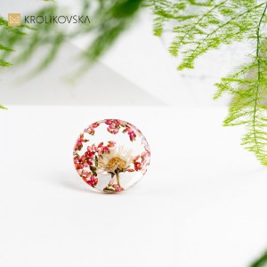 Pierścionek, który emanuje elegancją dzięki motywom kwiatowym.