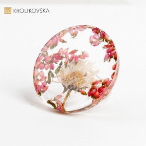 Pierścionek, który emanuje elegancją dzięki motywom kwiatowym.
