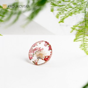 Pierścionek, który emanuje elegancją dzięki motywom kwiatowym.