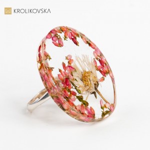Pierścionek, który emanuje elegancją dzięki motywom kwiatowym.