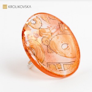 Pierścionek okrągły z grafiką inspirowaną Klimtem.