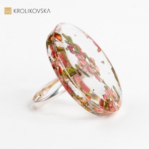 Pierścionek, w którym płatki kwiatów tworzą harmonijną kompozycję.