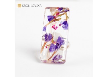 Pierścionek, który przywołuje radość i zachwyt z obcowania z kwiatami.