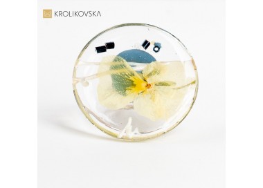 Pierścionek, który sprawia wrażenie, jakby został oczarowany magicznymi kwiatami.