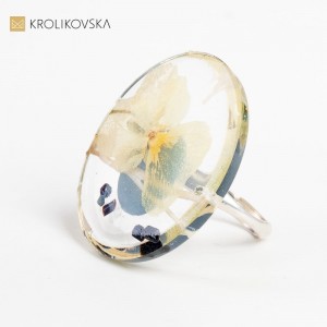 Pierścionek, który sprawia wrażenie, jakby został oczarowany magicznymi kwiatami.
