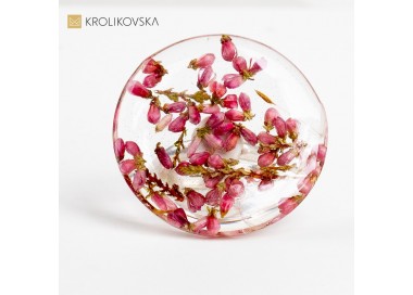 Pierścionek, który zaprasza do świata fantazyjnych kwiatowych motywów.