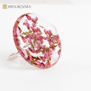 Pierścionek, który zaprasza do świata fantazyjnych kwiatowych motywów.