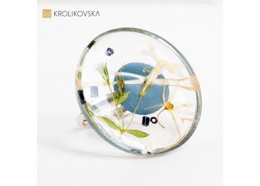 Pierścionek, który emanuje siłą i energią dzięki kwiatowym wzorom.