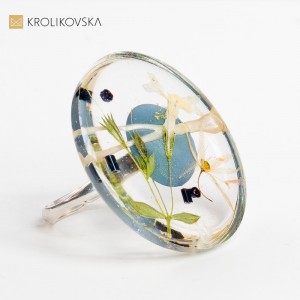 Pierścionek, który emanuje siłą i energią dzięki kwiatowym wzorom.